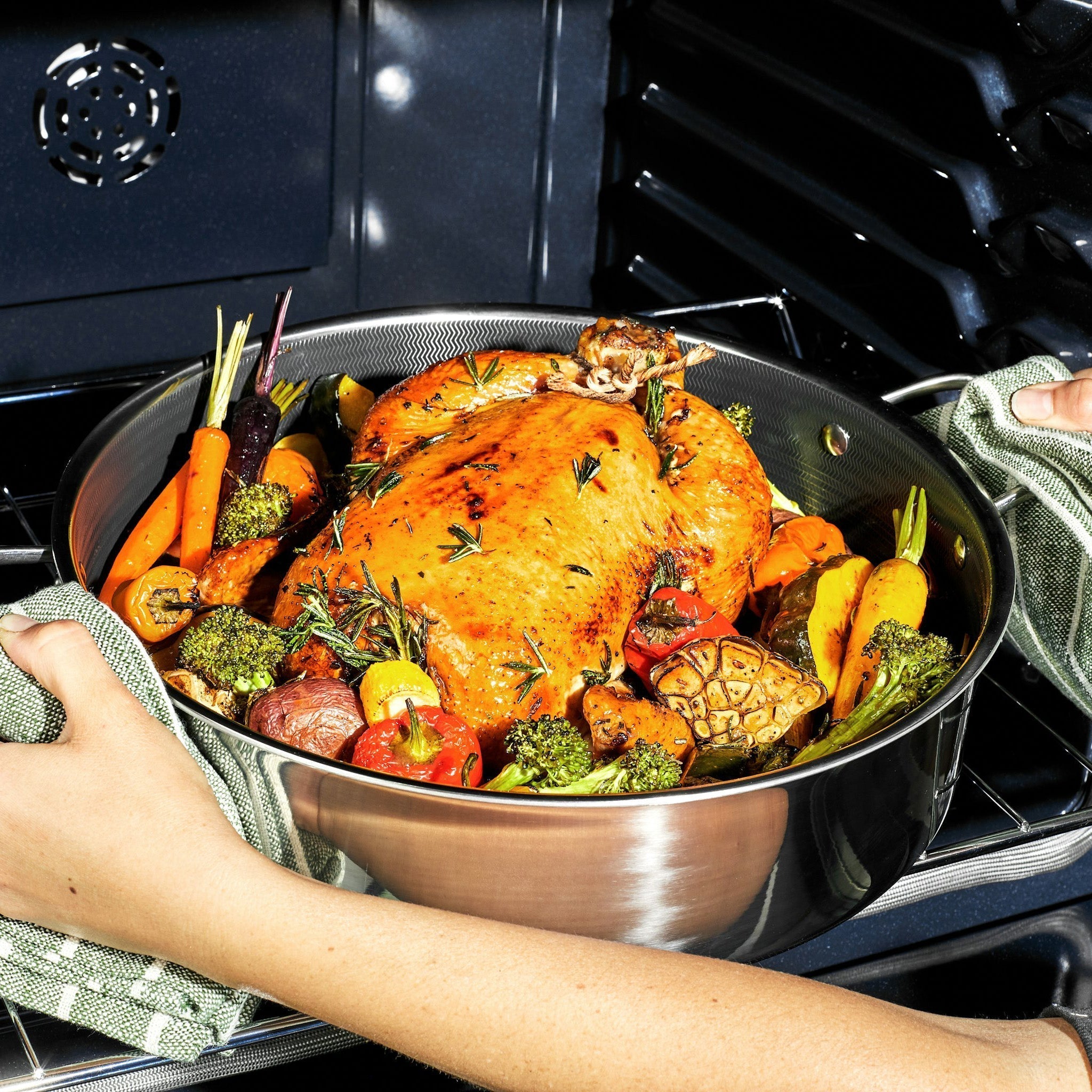 Hybrid Deep Sauté Pan/Chicken Fryer with Lid, 7-Qt • HexClad